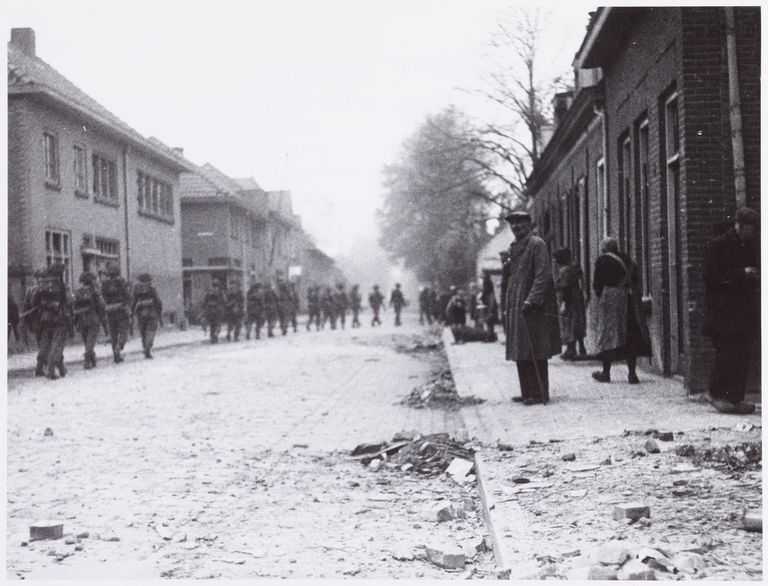 Engelse soldaten bevrijden Oisterwijk in 1944. (foto Regionaal Archief Tilburg)