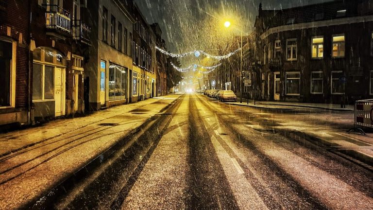 Een witte Brugstraat in Roosendaal (foto: Danny van Aarsen).