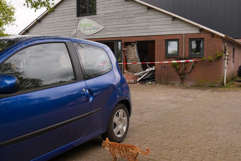 De automobiliste reed achteruit de boerderijwinkel binnen (foto: Harrie Grijseels/SQ Vision).