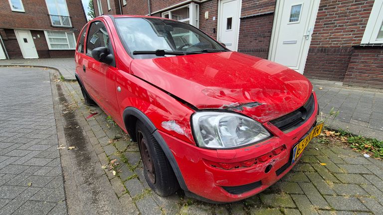 De Opel Corsa uit 2006 heeft flink wat schade en de motorkap is open (foto: Collin Beijk)