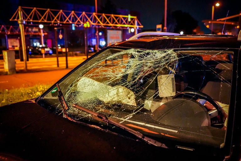 De auto raakte bij de aanrijding aanzienlijk beschadigd (foto: SQ Vision).