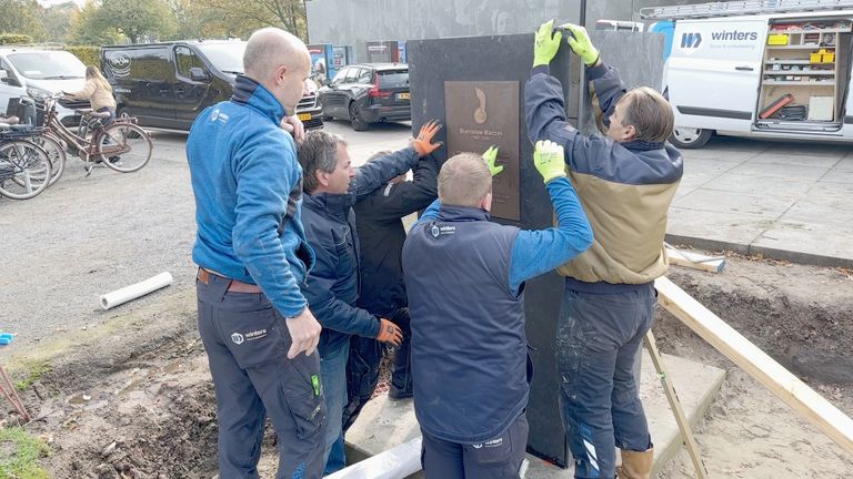 De voorbereiding voor de sokkel van generaal Maczek worden getroffen. 