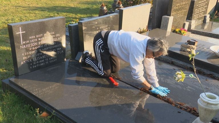 Dorothea (Nonna) is druk bezig het graf van haar vader en broer te poetsen (beeld: Omroep Brabant).