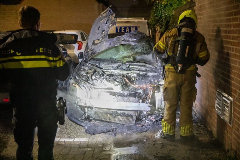 Van de auto aan de Oliemolen in Roosendaal bleef weinig over (foto: Christian Traets/SQ Vision).