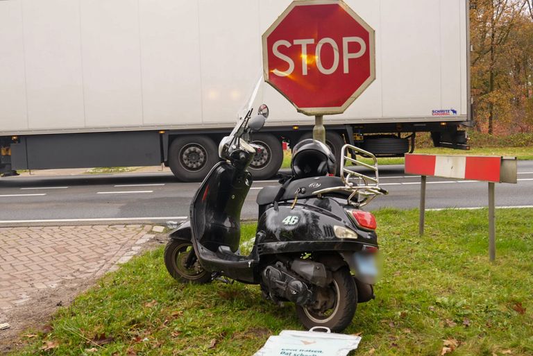 Een bergingsbedrijf heeft de scooter meegenomen (foto: Harrie Grijseels/SQ Vision).