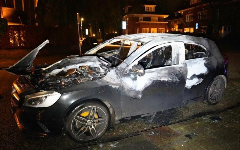 De brandweer was snel aanwezig, maar kon niet voorkomen dat de auto verloren ging (foto: Bart Meesters).