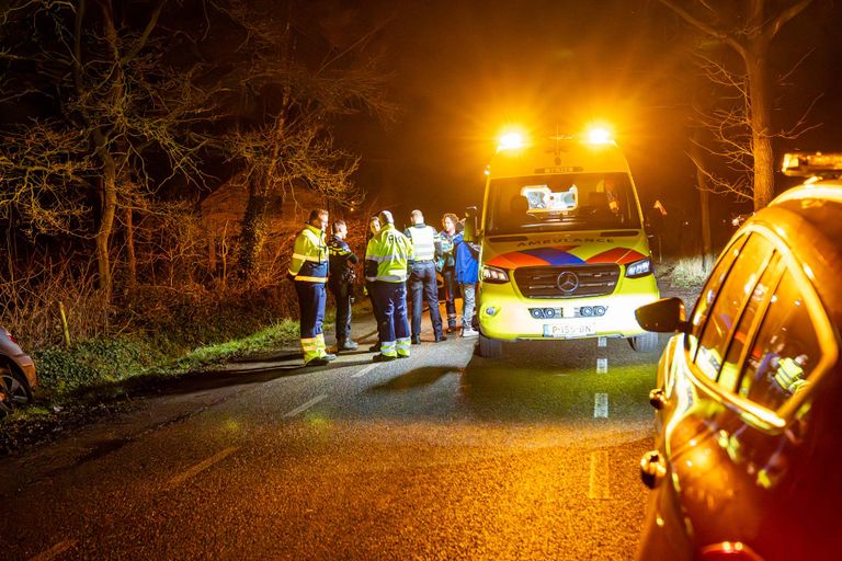 Hulpverleners overleggen (foto: Harrie Grijseels/SQ Vision).