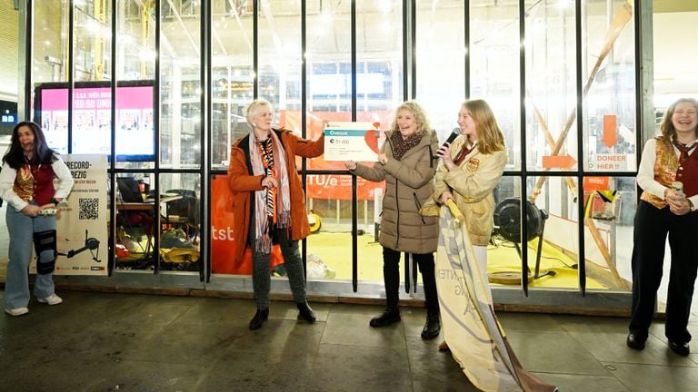 De studenten overhandigden de cheque van 51 duizend euro aan de Hartstichting (foto: Bart van Overbeeke).