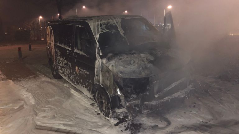 Het hondenbusje is volledig total loss (foto: Marco van Hoof).