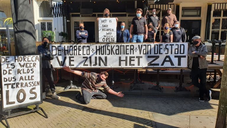 Protest bij café Anvers in Tilburg (foto: Robert Michielsen)