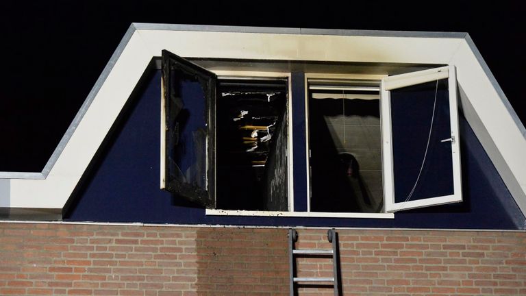 Het vuur in het huis aan de Zorgvlietstraat in Breda werd rond drie uur 's nachts ontdekt (foto: Perry Roovers/SQ Vision).