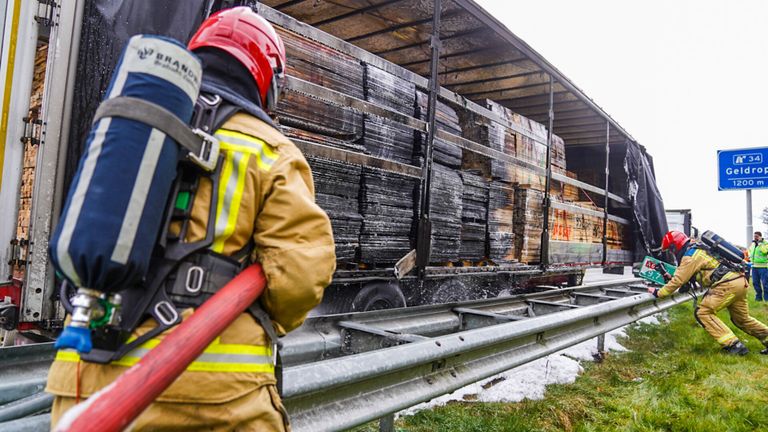 De brandweer in actie (foto: Dave Hendriks/SQ Vision).