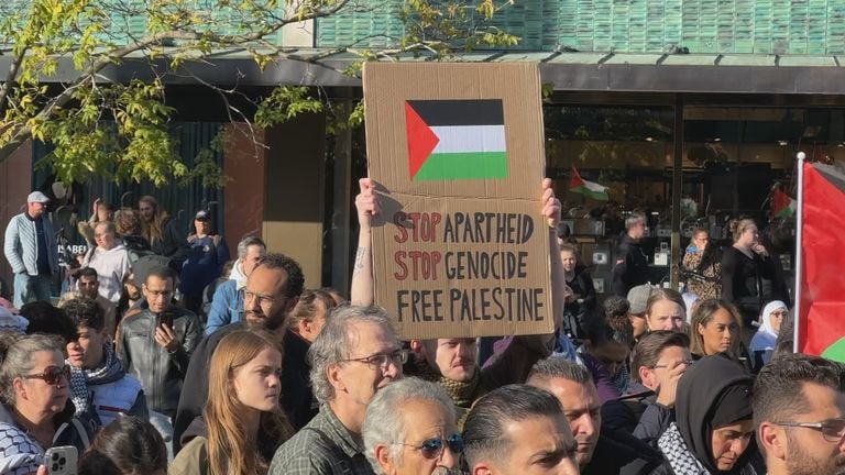 De betogers vinden dat de Palestijnen al jarenlang onderdrukt worden door Israël (foto: Omroep Brabant). 