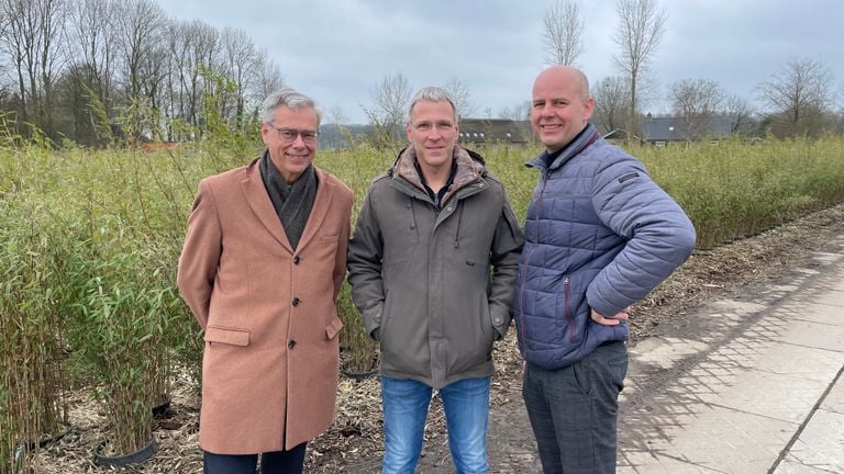 Jan Brenninkmeijer met boomtelers Aad Vermeer en Jeroen van den Oever (foto: Omroep Brabant).