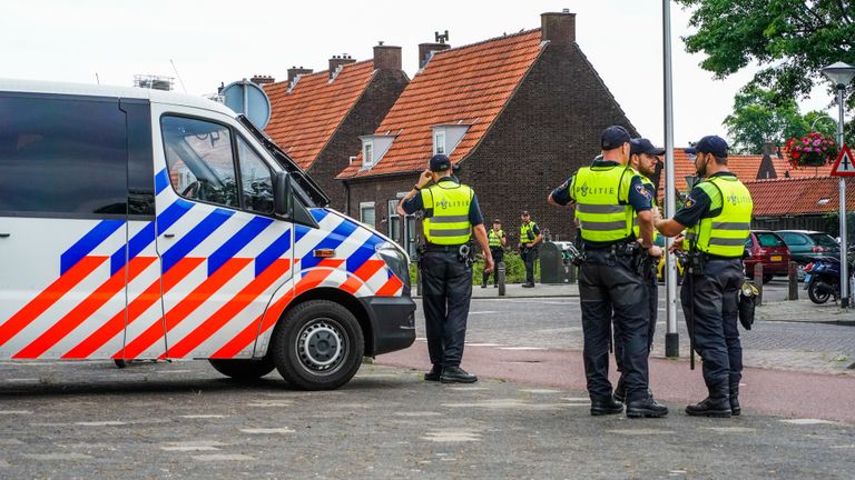 Volop politie in de wijk vrijdagavond. (foto: Dave Hendriks/SQ Vision Mediaprodukties)