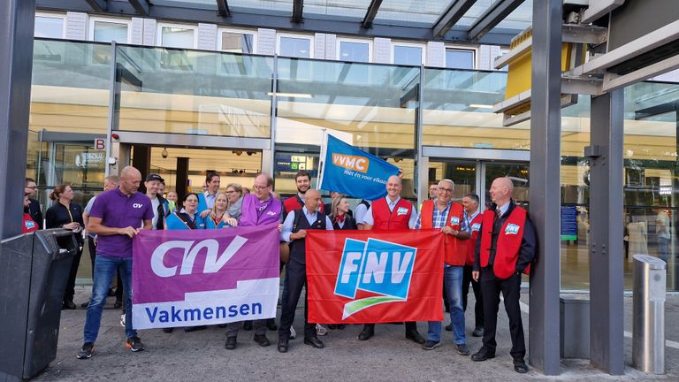 Stakende medewerkers van de NS bij het station in Eindhoven (foto: Noël van Hooft).