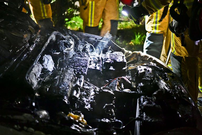 Vermoedelijk ontstond de autobrand door een technisch mankement (foto: Rico Vogels/SQ Vision).