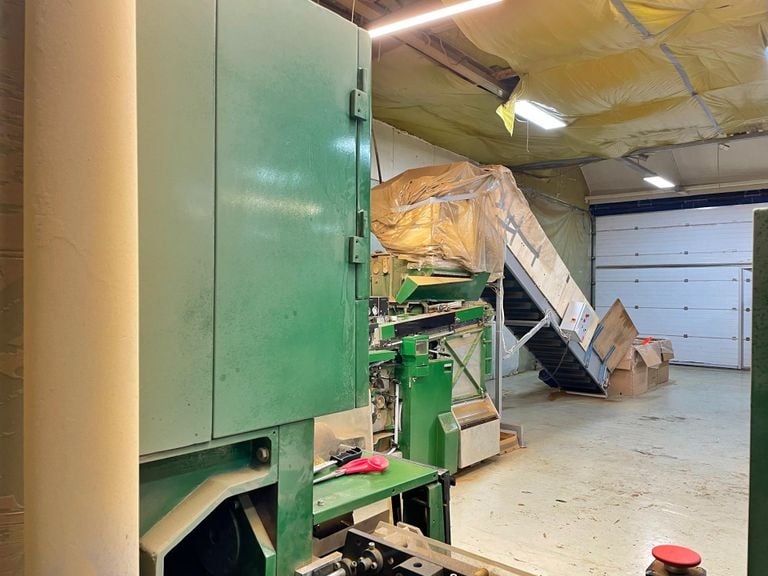 Meerdere machines en tabak gevonden in bedrijfshal (foto: SQ Vision).