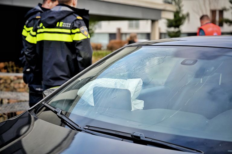 Auto botst tegen omhoog komend paaltje (foto: Toby de Kort/SQ Vision).