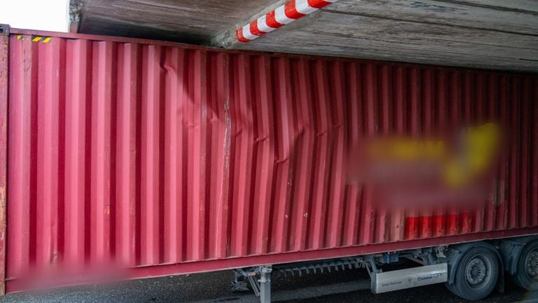 De container zit vast (foto: Iwan van Dun/SQ Vision).