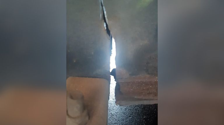 Er was al een scheur te zien (foto: Verkeerspolitie Oost-Brabant)