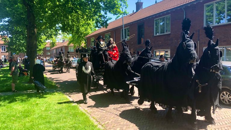 Een indrukwekkende stoet met koets en paarden.