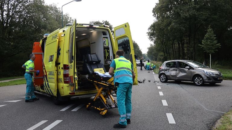 Het slachtoffer is naar een ziekenhuis in Nijmegen gebracht (foto: Marco van den Broek/SQ Vision).