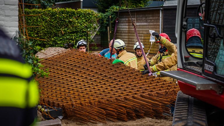 Hoe de stapel vlechtstaal in Nuenen kon omvallen, wordt onderzocht (foto: Sem van Rijssel/SQ Vision).