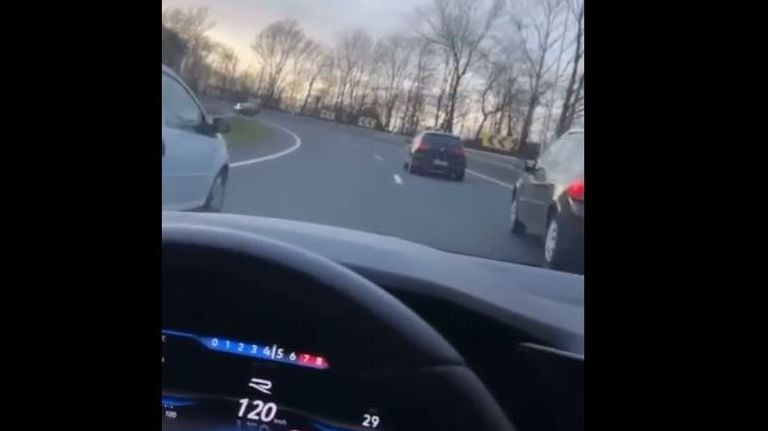 Deze auto's worden door het midden ingehaald (beeld: Dumpert.nl).