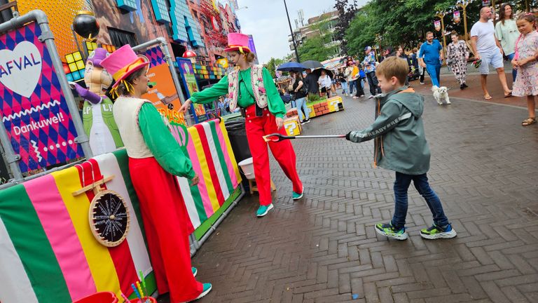 Tonnie en Tina maken een feestje van zwerfafval opruimen (foto: Collin Beijk).