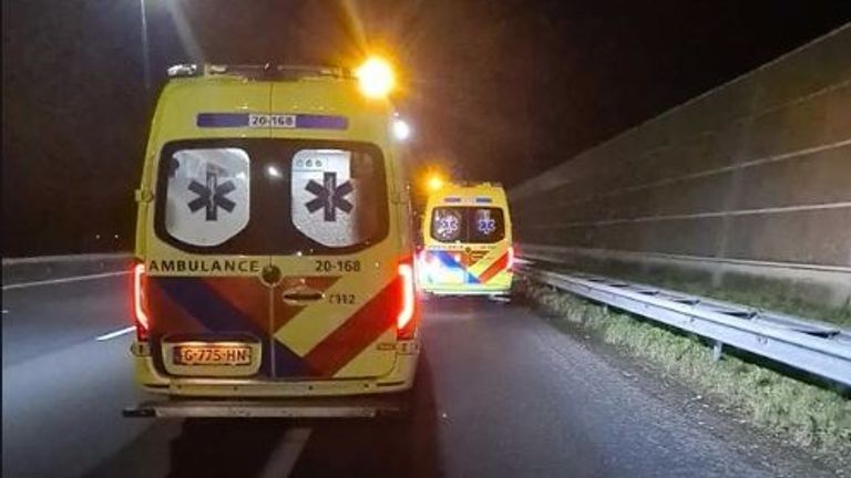 Toen de gewaarschuwde hulpdiensten aankwamen, was de baby net geboren op de a16 (foto: Instagram politie Weerijs).