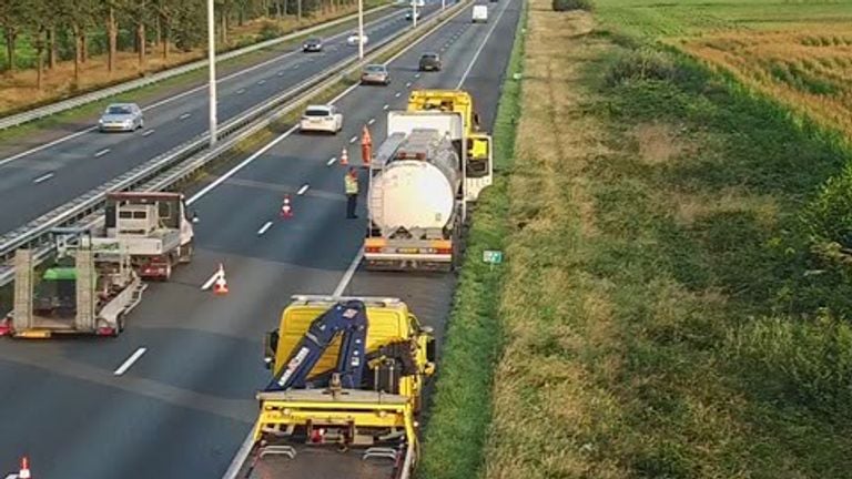 De rechterrijstrook van de A58 is dicht bij Moergestel vanwege een defecte tankwagen (foto: X/Rijkswaterstaat Verkeersinformatie).