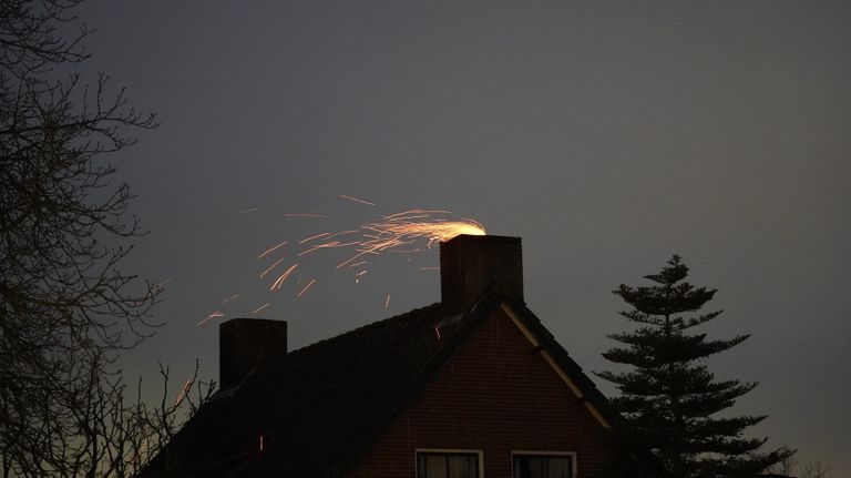 Geen rook, maar vuur uit de schoorsteen van een huis in Rijen (foto: Jeroen Stuve/SQ Vision).