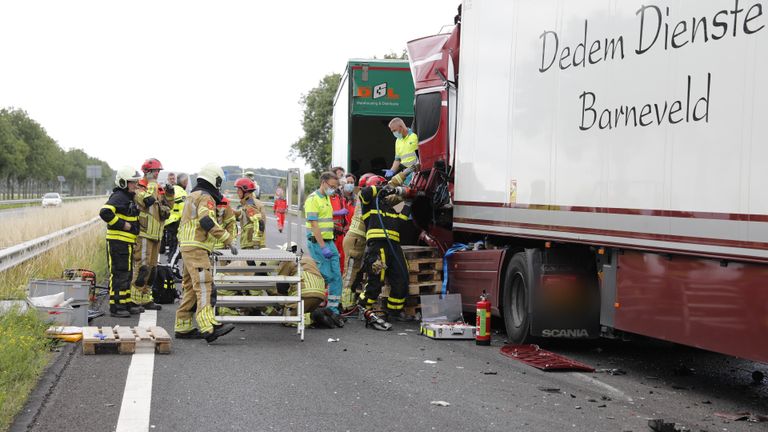 Vanwege de aanrijding werden meerdere hulpdiensten opgeroepen (foto: Christian Traets/SQ Vision).