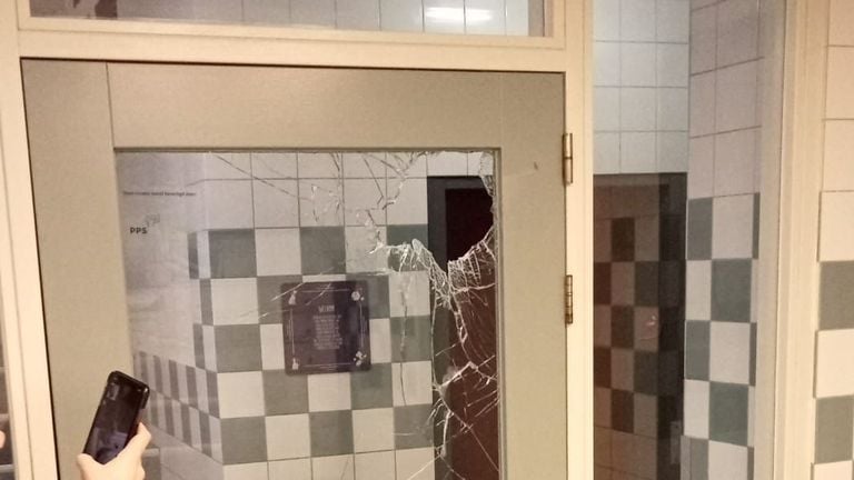 Schade aan het raam van de deur in de hal.
