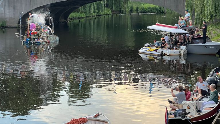 Vanaf eigen bootjes kijken mensen naar de kunstzinnige boten die langsvaren (foto: Megan Hanegraaf). 