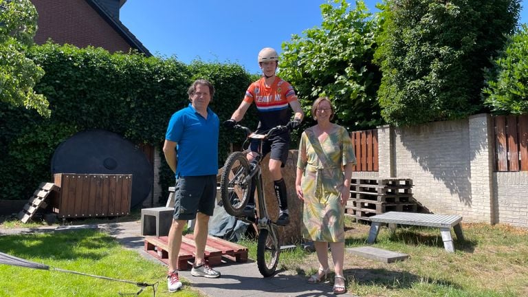 Victor met zijn ouders in de tot biketrialparcours verbouwde tuin (foto: Tom van den Oetelaar).
