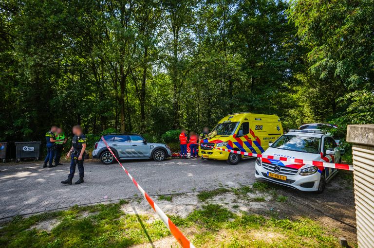 Politiewagens en ambulance zijn geparkeerd bij de wagen van het slachtoffer (foto: SQ Vision).