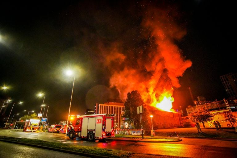 De brandweer heeft veel werk aan het Stroomhuis (foto: SQ Vision).