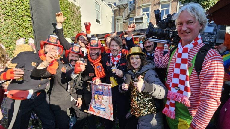 Freek Haverman werd op zijn eigen carnavalsfeest uitgeroepen tot Ereburger van Roeptoetgat (foto: Tico Rovers)