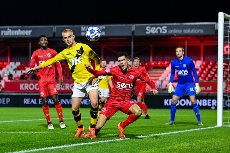 NAC-speler Lewis Fiorini in duel met een schreeuwende Oussama Bouyaghlafen (foto: Orange Pictures/Patrick Goosen)