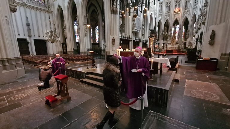 As wordt uitgestrooid over de hoofden van gelovigen (foto: Noël van Hooft).