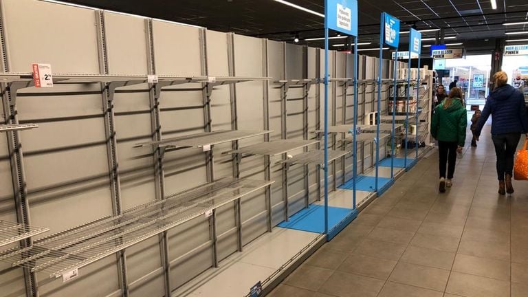 In een Tilburgse supermarkt is geen rolletje wc-papier meer te krijgen (foto: Joris van Duin).
