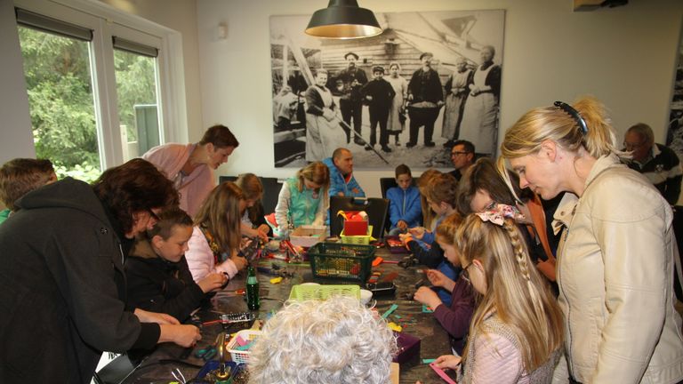 Jong en oud aan de slag (foto: Rinus Krijnen).