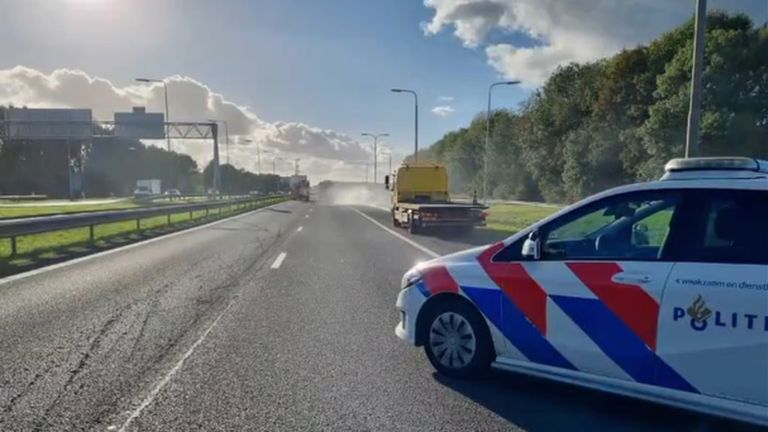 Auto in brand op A59 (foto: Instagram/Jeugdagenten_dongemond).