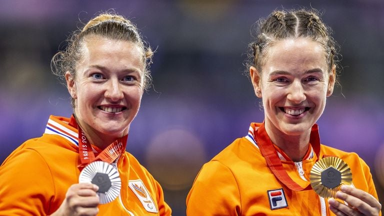 Marlene van Gansewinkel (L) en Kimberly Alkemade (R) eerder dit toernooi na de 200 meter