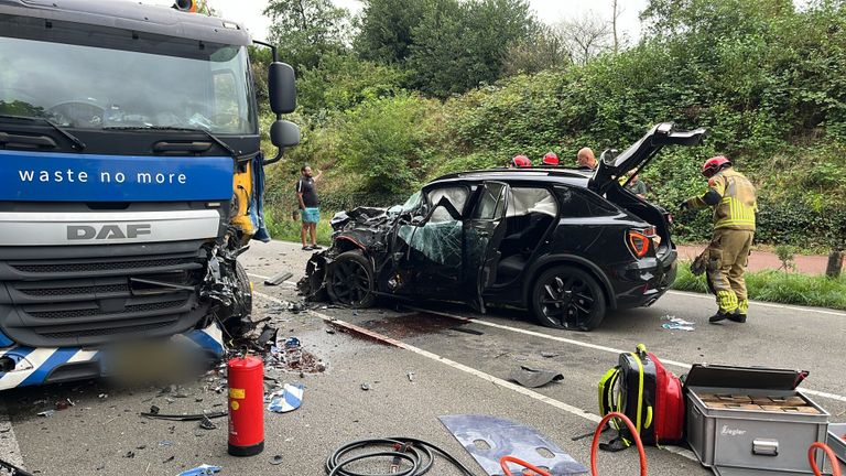 Automobilist ernstig gewond na frontale botsing met vrachtwagen