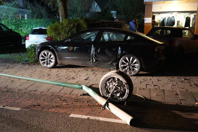 Auto ramt tegen huis en geparkeerde auto's (foto: Jeroen Stuve/SQ Vision).