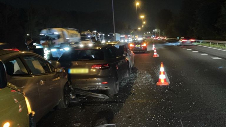 File van ruim een uur op A27 naar Werkendam door ongeluk (foto: Rijkswaterstaat).