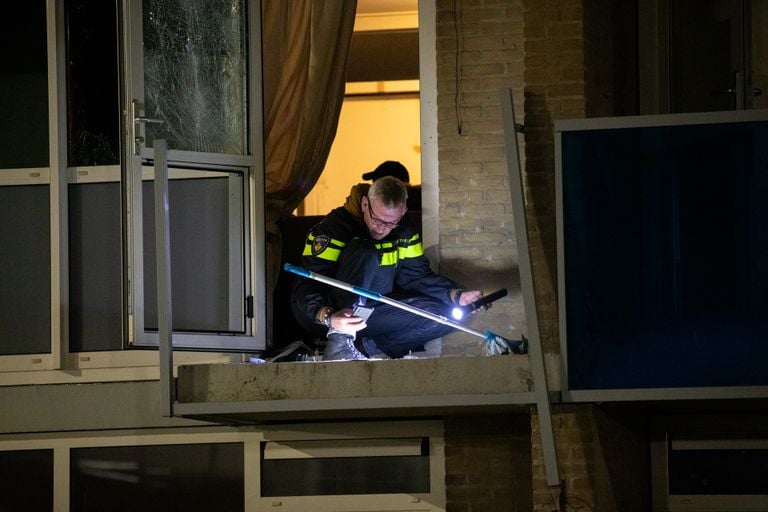 Ontploffing explosief laat balkon gedeeltelijk omlaag vallen (foto: Christian Traets/SQ Vision).